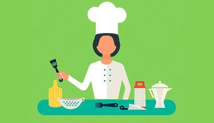 Una cocinera está sentada en una mesa sosteniendo una espátula.