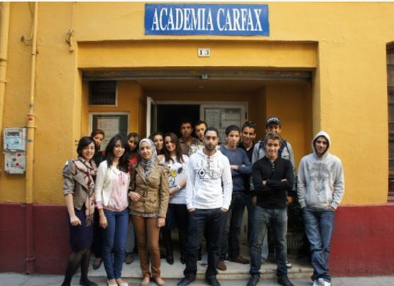 Un grupo de personas de pie frente a la academia Carfax.