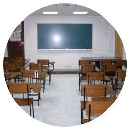 Un aula vacía con un cartel que dice USO.
