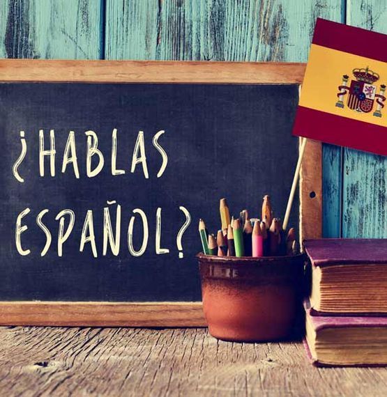 Una pizarra con las palabras hablas español escritas en ella