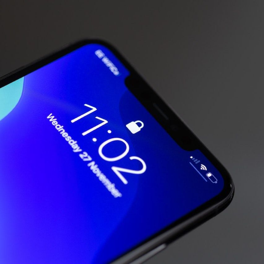La pantalla del teléfono inteligente muestra la hora 