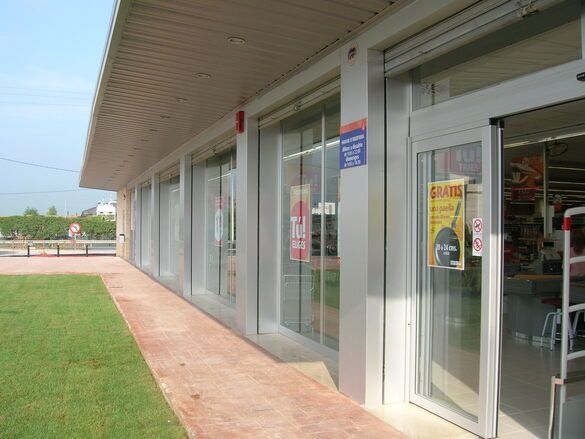 Una tienda con muchos escaparates y un cartel que dice grandioso