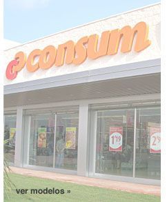 Un escaparate con un gran cartel que dice 