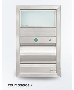 Un buzón de acero inoxidable con una cruz verde.