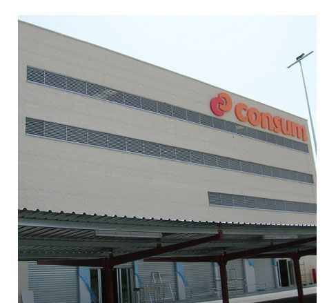 Un gran edificio blanco con la palabra consum en él.