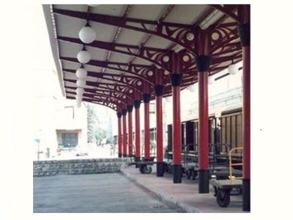 Una imagen de una estación de tren con una pasarela cubierta.