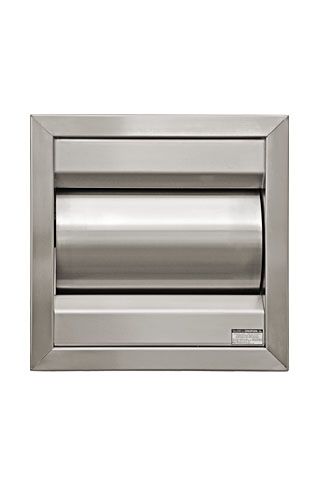 Un dispensador de toallas de papel de acero inoxidable sobre un fondo blanco.