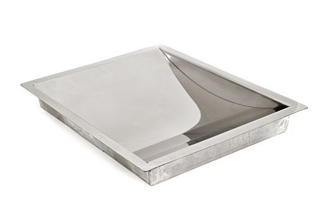 Una bandeja de acero inoxidable sobre un fondo blanco.