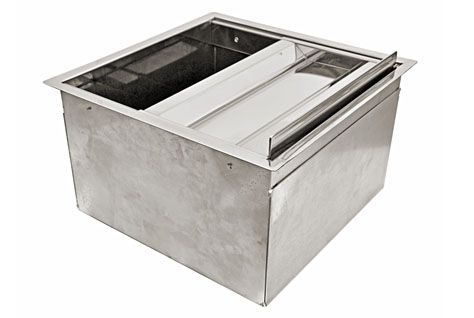 Una caja de acero inoxidable con asa sobre un fondo blanco.