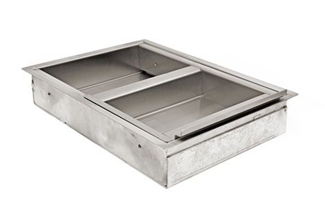 Un cajón de acero inoxidable con dos compartimentos sobre fondo blanco.