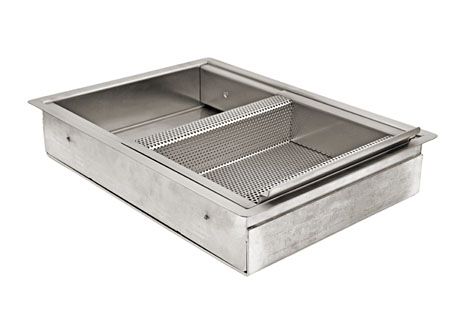 Una bandeja de acero inoxidable con un divisor de malla sobre un fondo blanco.