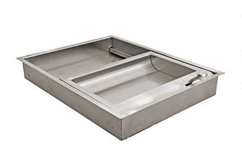 Una bandeja de acero inoxidable con asa sobre un fondo blanco.