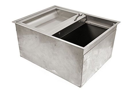 Un fregadero de acero inoxidable con un recipiente negro debajo.