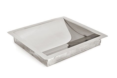 Un primer plano de una bandeja de acero inoxidable sobre un fondo blanco.