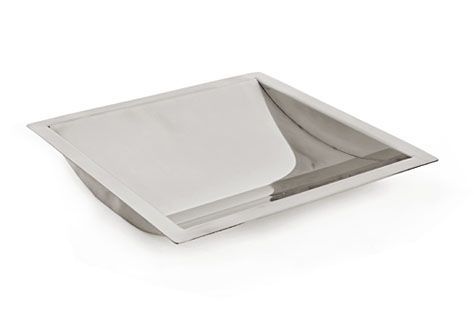 Un recipiente de acero inoxidable reposa sobre una superficie blanca.