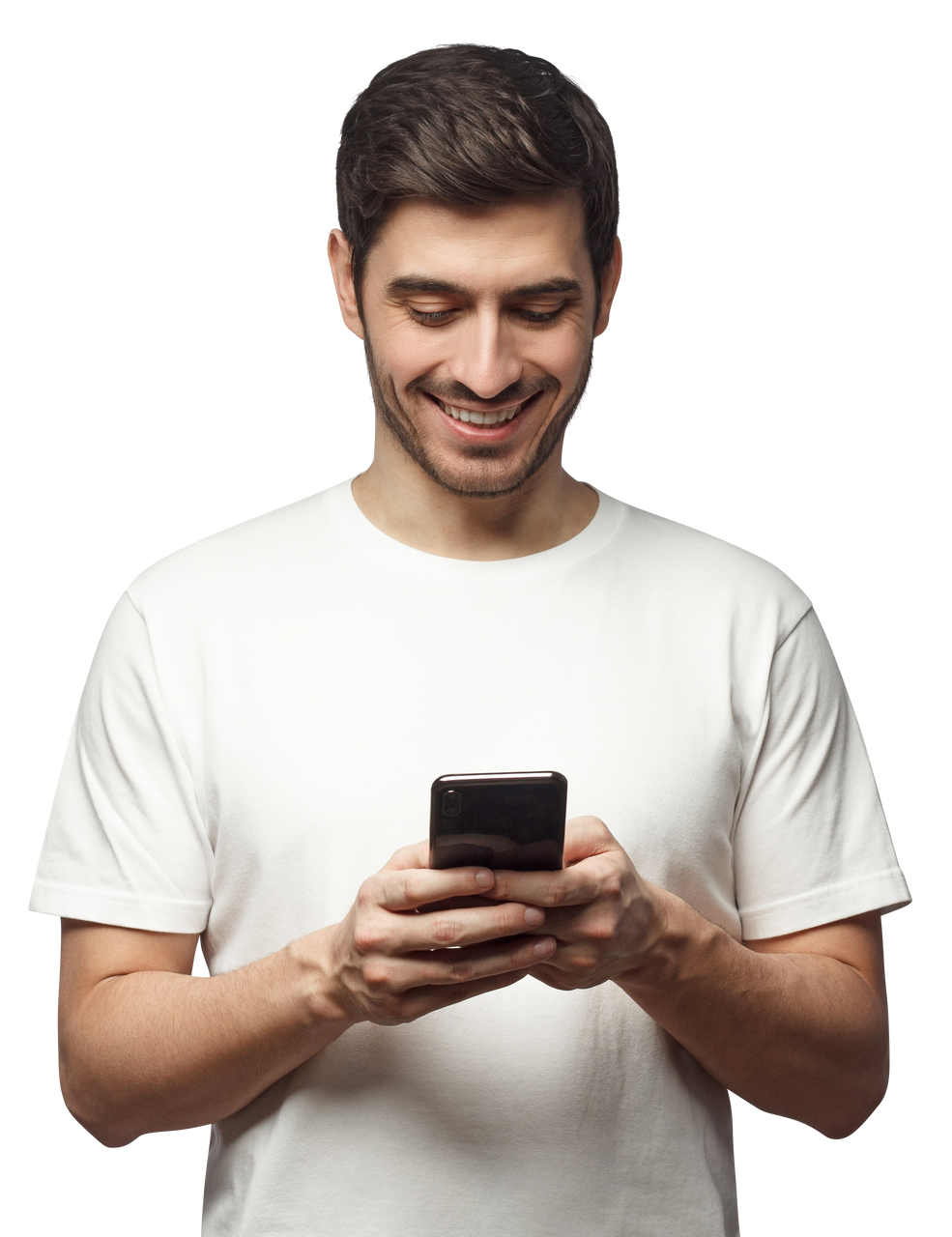 Un homme avec un tee-shirt en train de téléphoner.