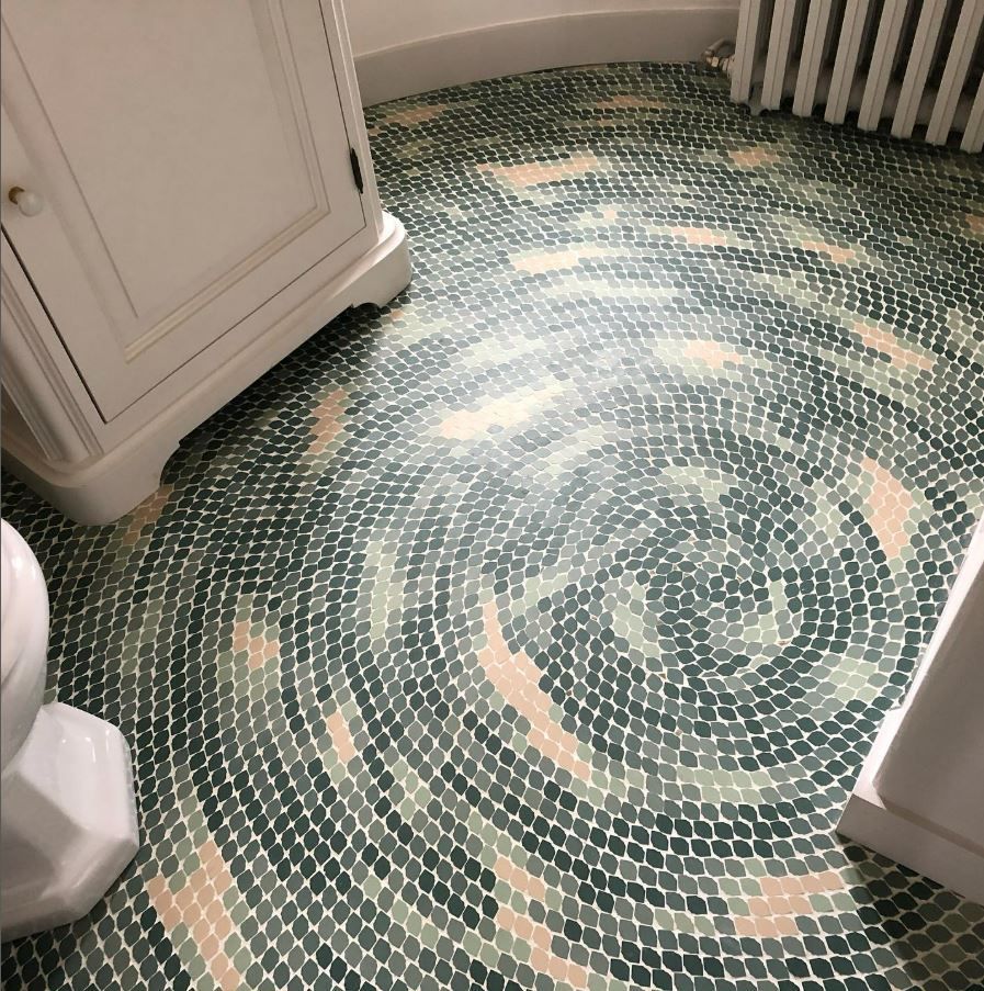 Carrelage mosaïque en spirale dans une salle de bains.