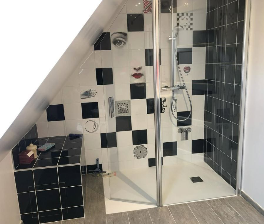 Salle de bains moderne avec une faïence graphique.