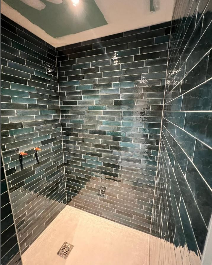 Faïence verte dans une douche à l'italienne.