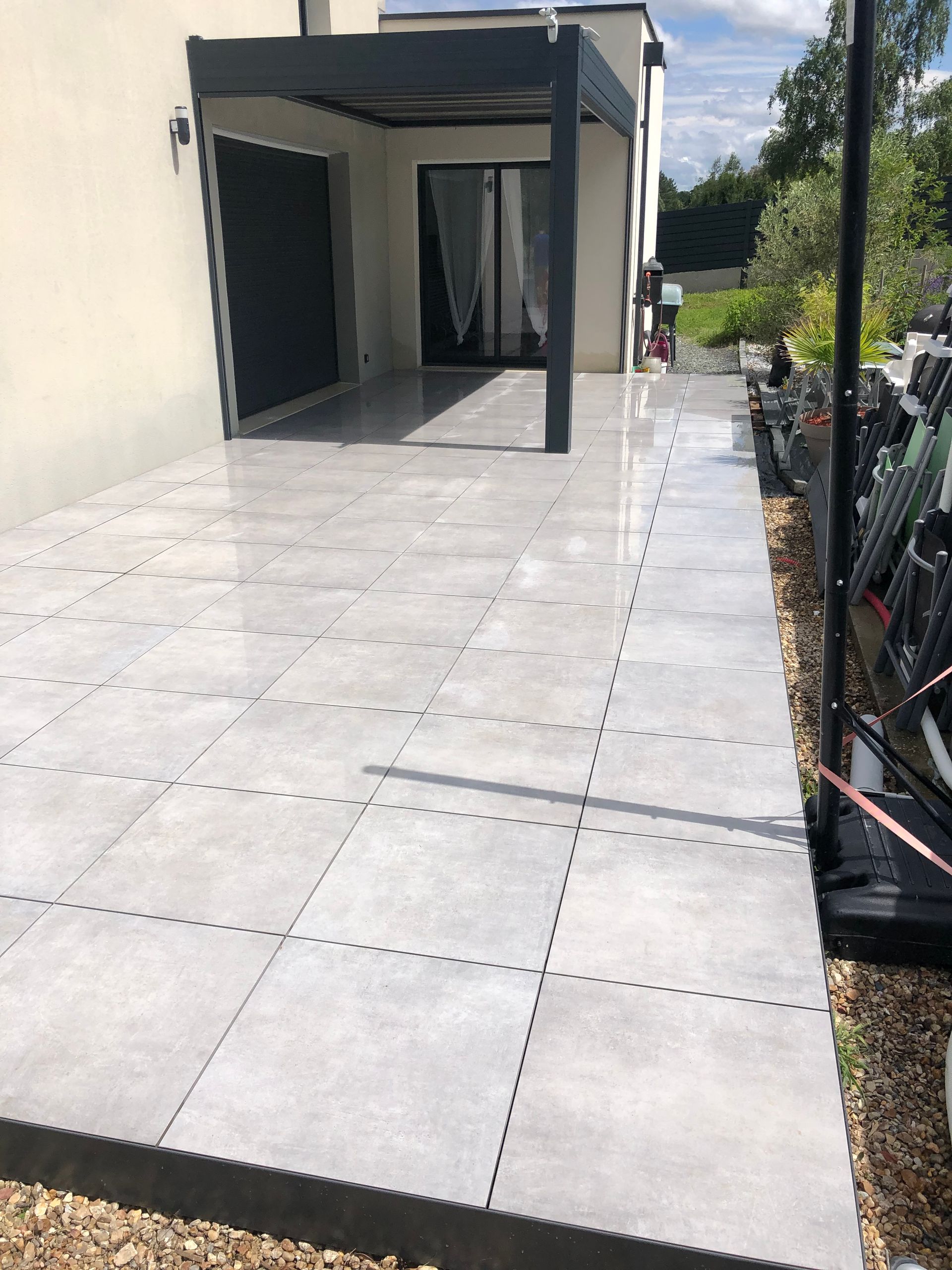 Terrasse sur plots avec des carreaux de carrelage.