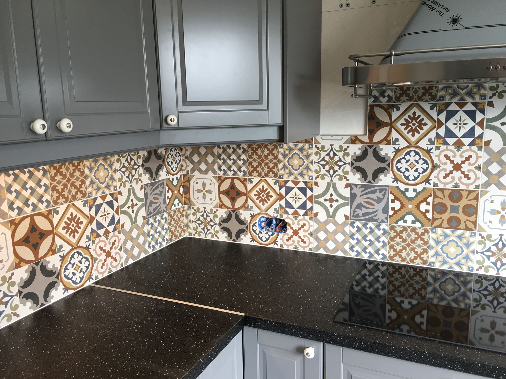 Cuisine avec de la faïence à motifs.