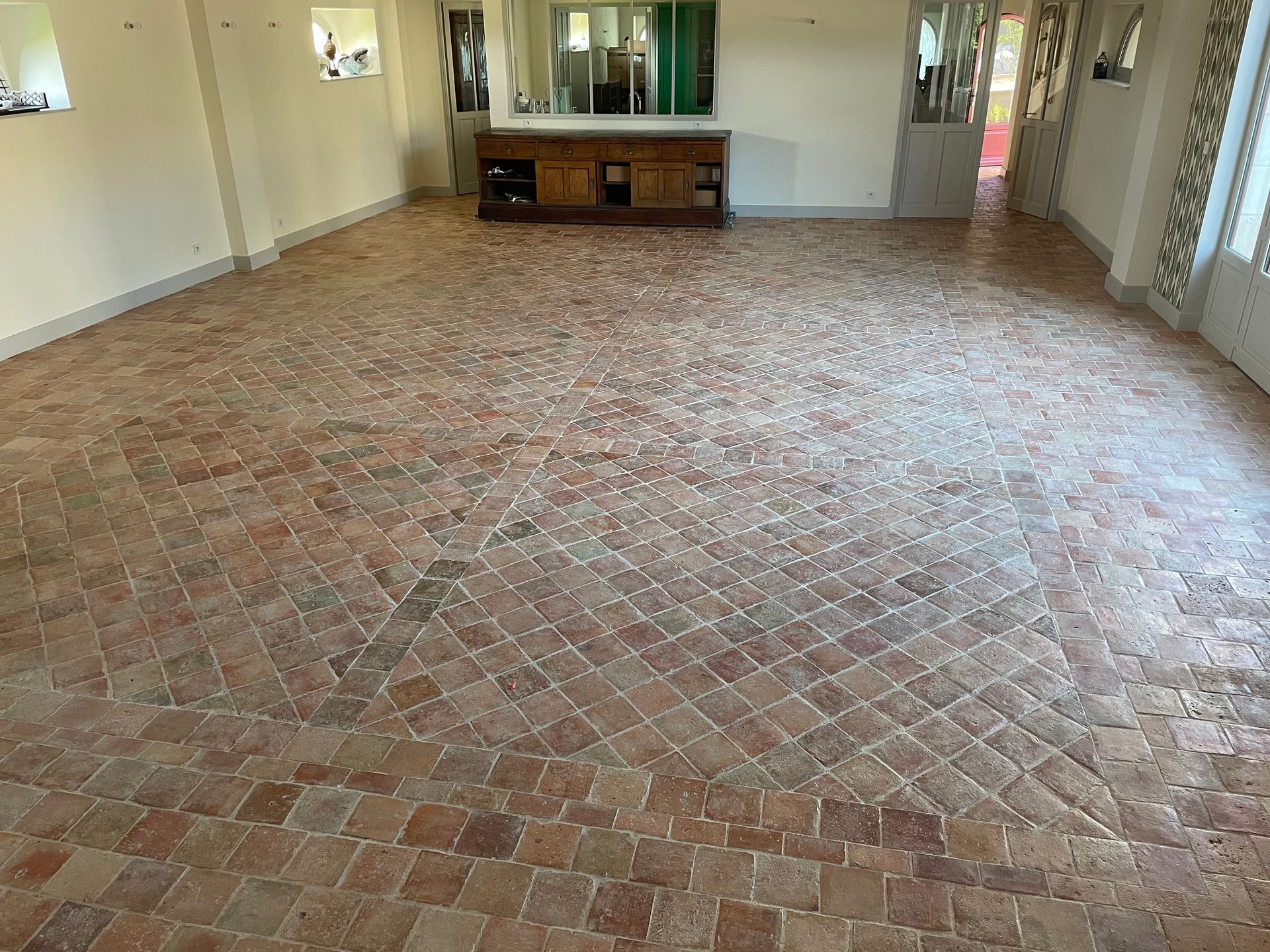 Tommettes dans une grande pièce à vivre.