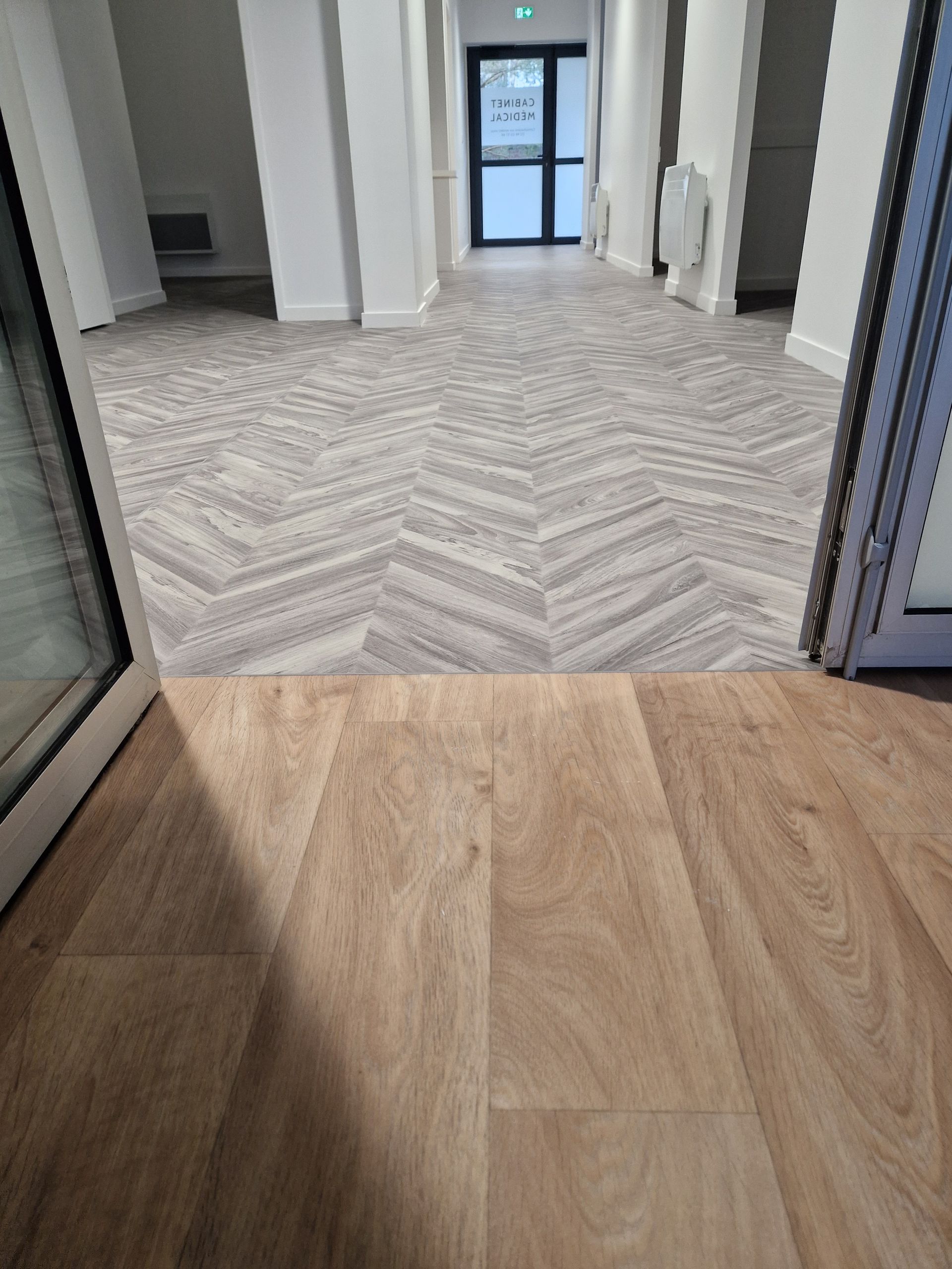Pose de parquet et de sol souple gris.