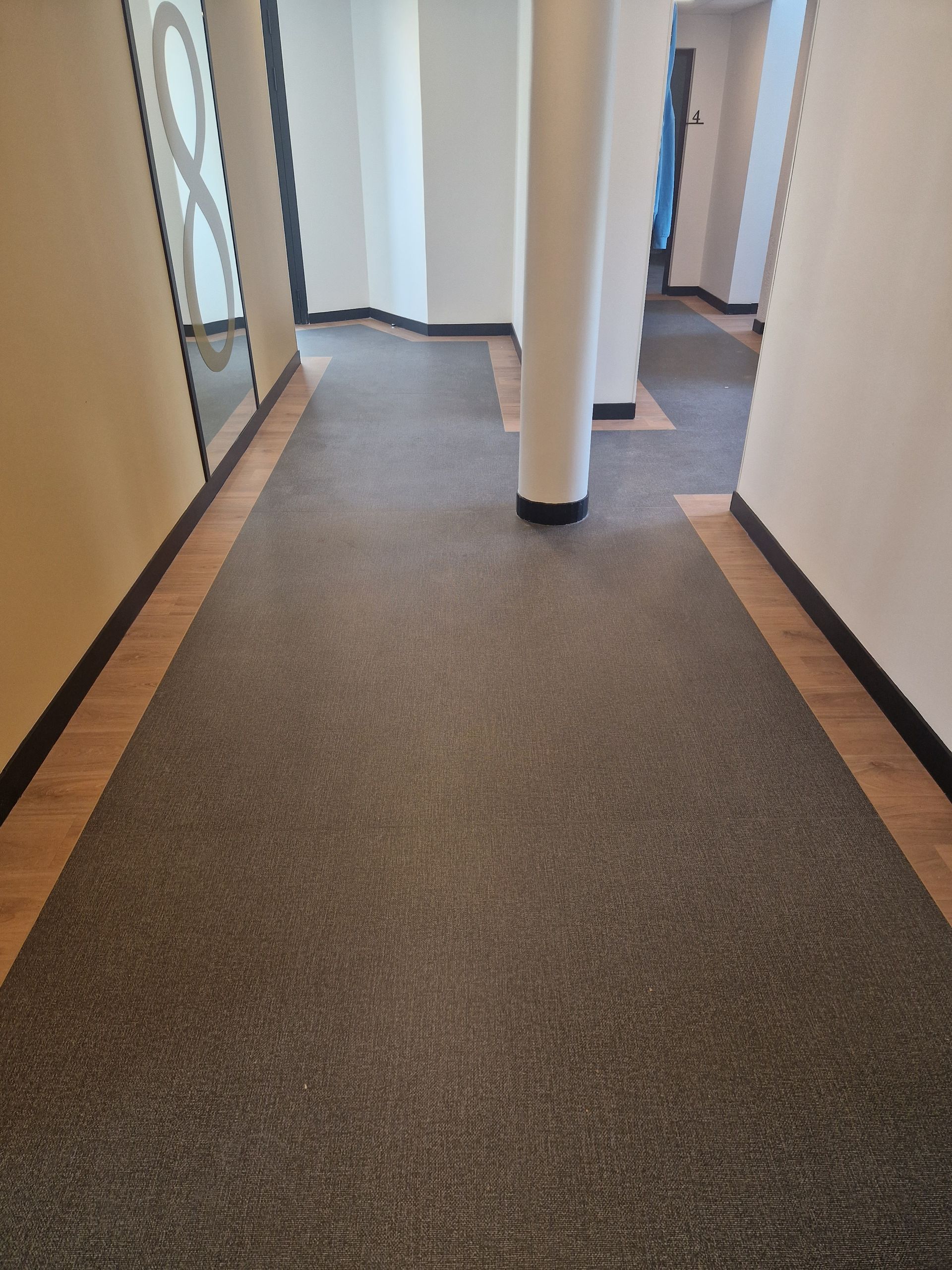 Pose d'un sol d'hôpital.