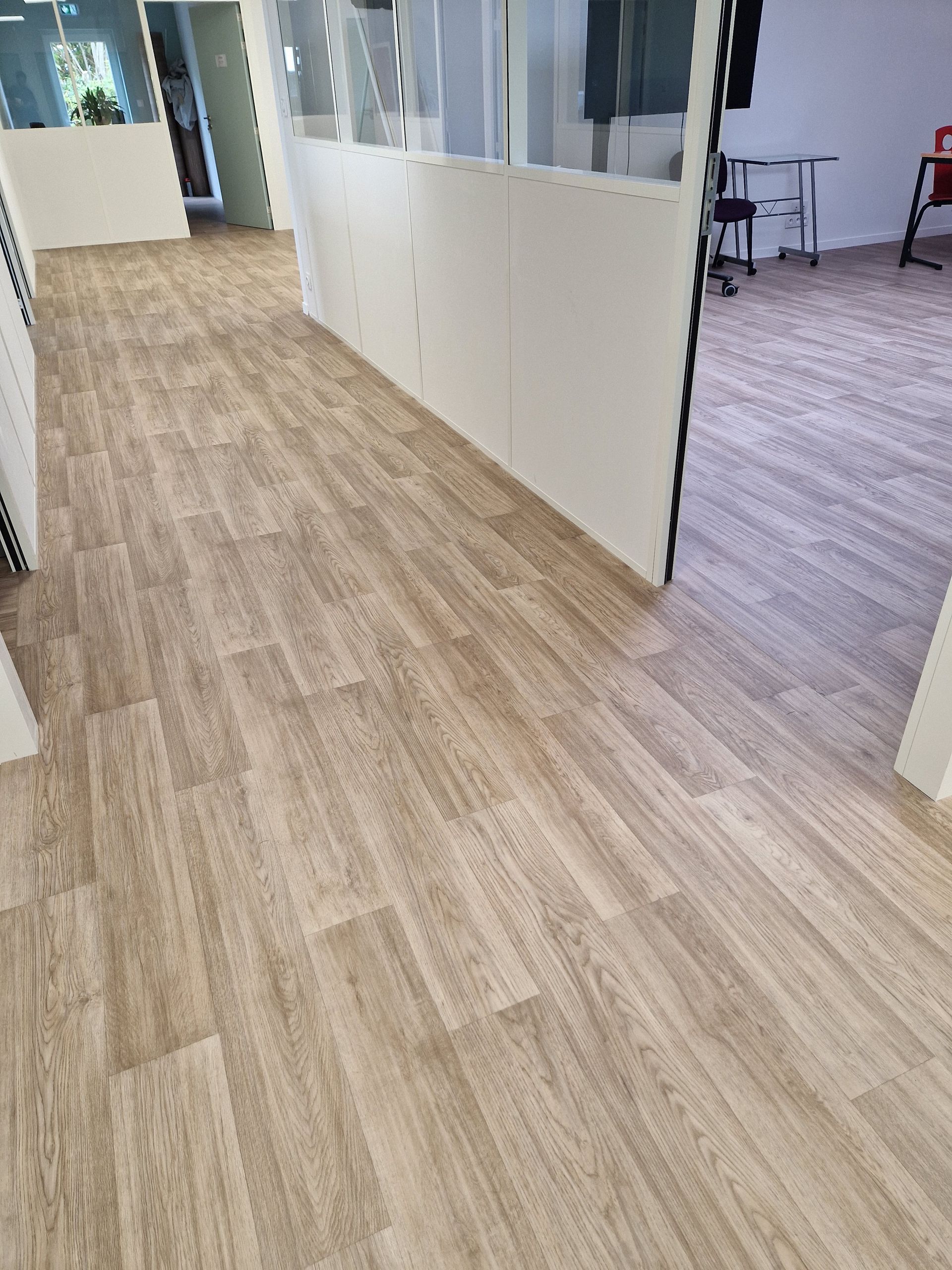 Parquet dans un couloir.