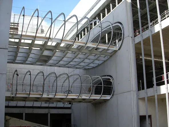 Parking recouvert de panneaux solaires ; voitures garées en dessous.