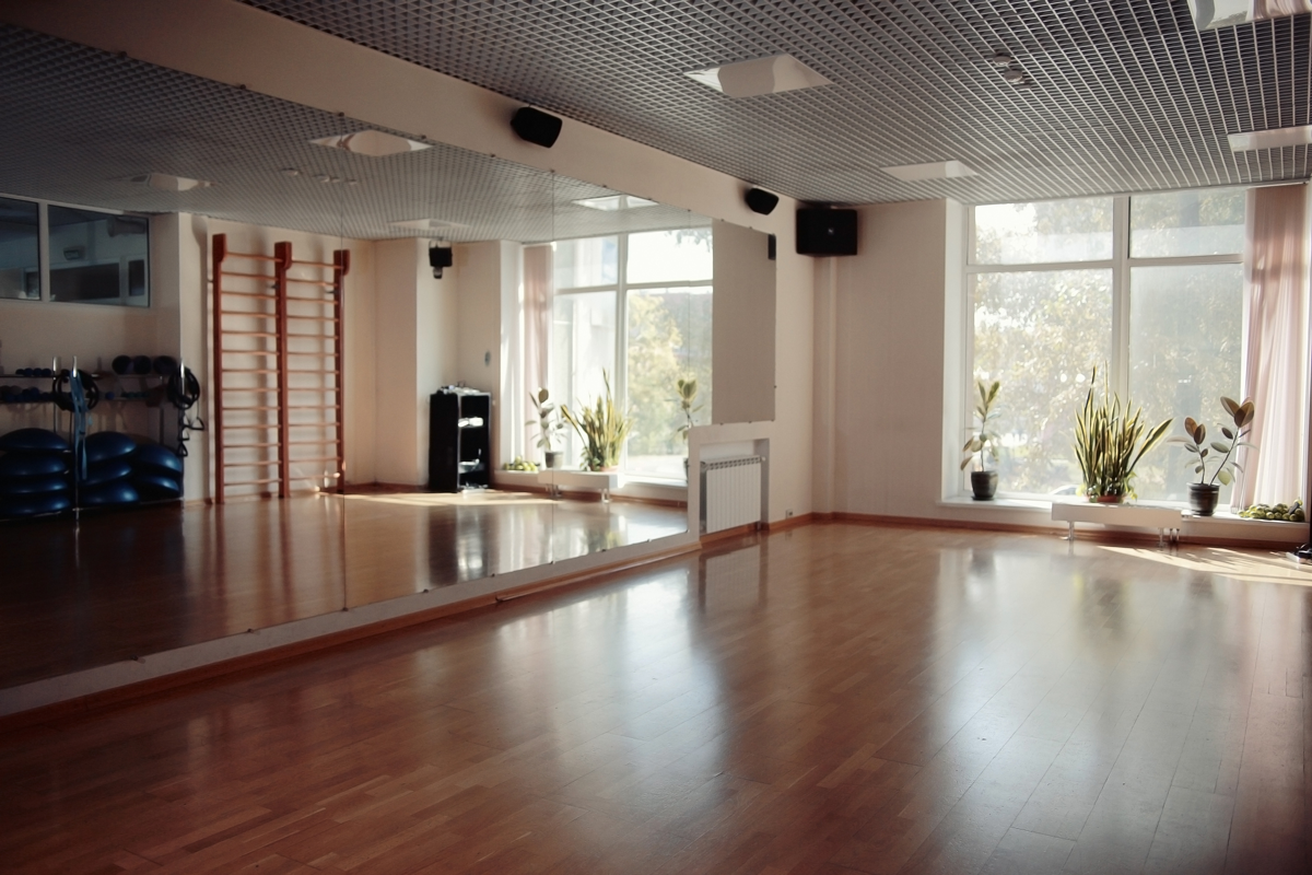 Salle de sport avec un grand miroir