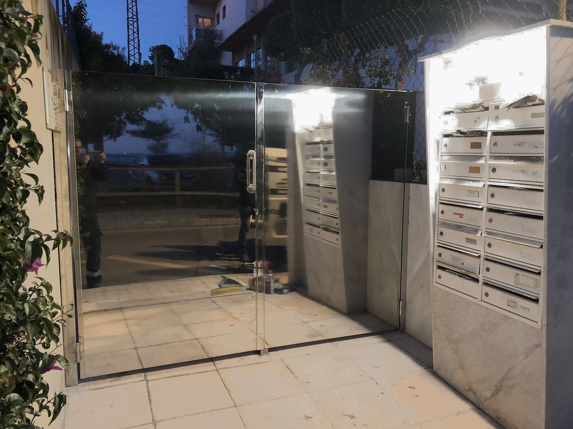 Un edificio con muchos buzones y una puerta de cristal.