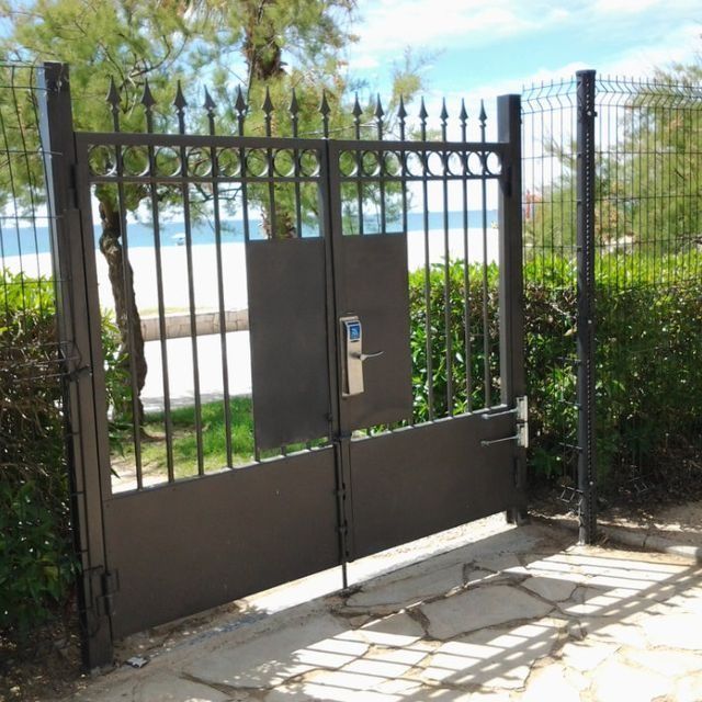 Una valla con una puerta que tiene cerradura