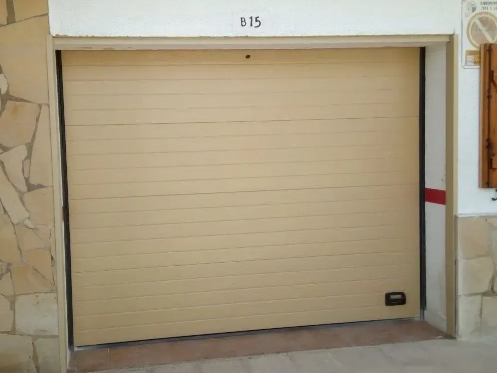 Una puerta de garaje con el número 815