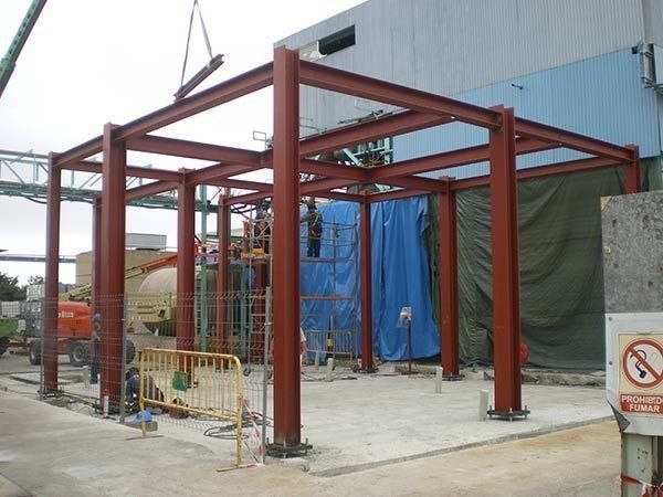 Se está construyendo una gran estructura metálica delante de un edificio.