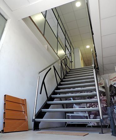 Una escalera que conduce al segundo piso de un edificio