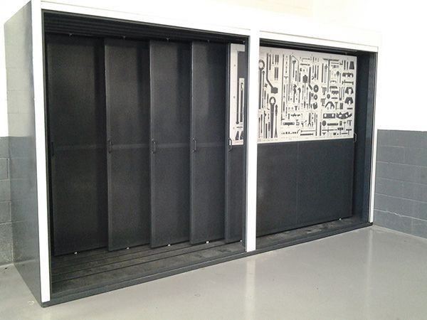 Un gabinete en blanco y negro con una imagen de herramientas en él.