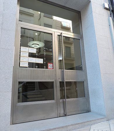 Un edificio con puerta de acero inoxidable y ventanas de vidrio