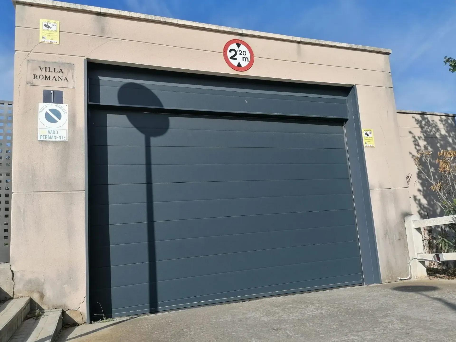 Una puerta de garaje con un límite de velocidad de 25