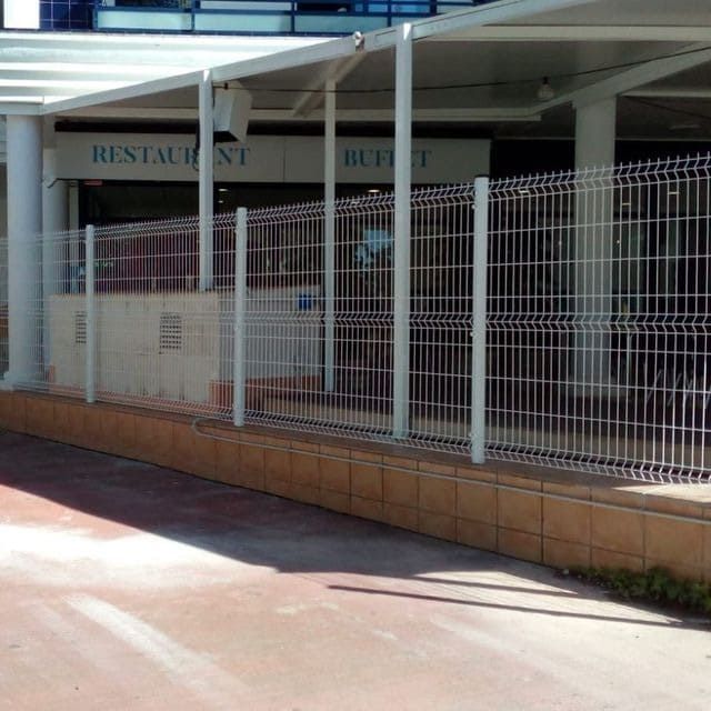 Un restaurante con una valla alrededor y un cartel que dice buffet.