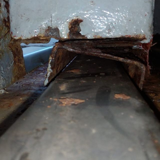 Un primer plano de un trozo de metal oxidado