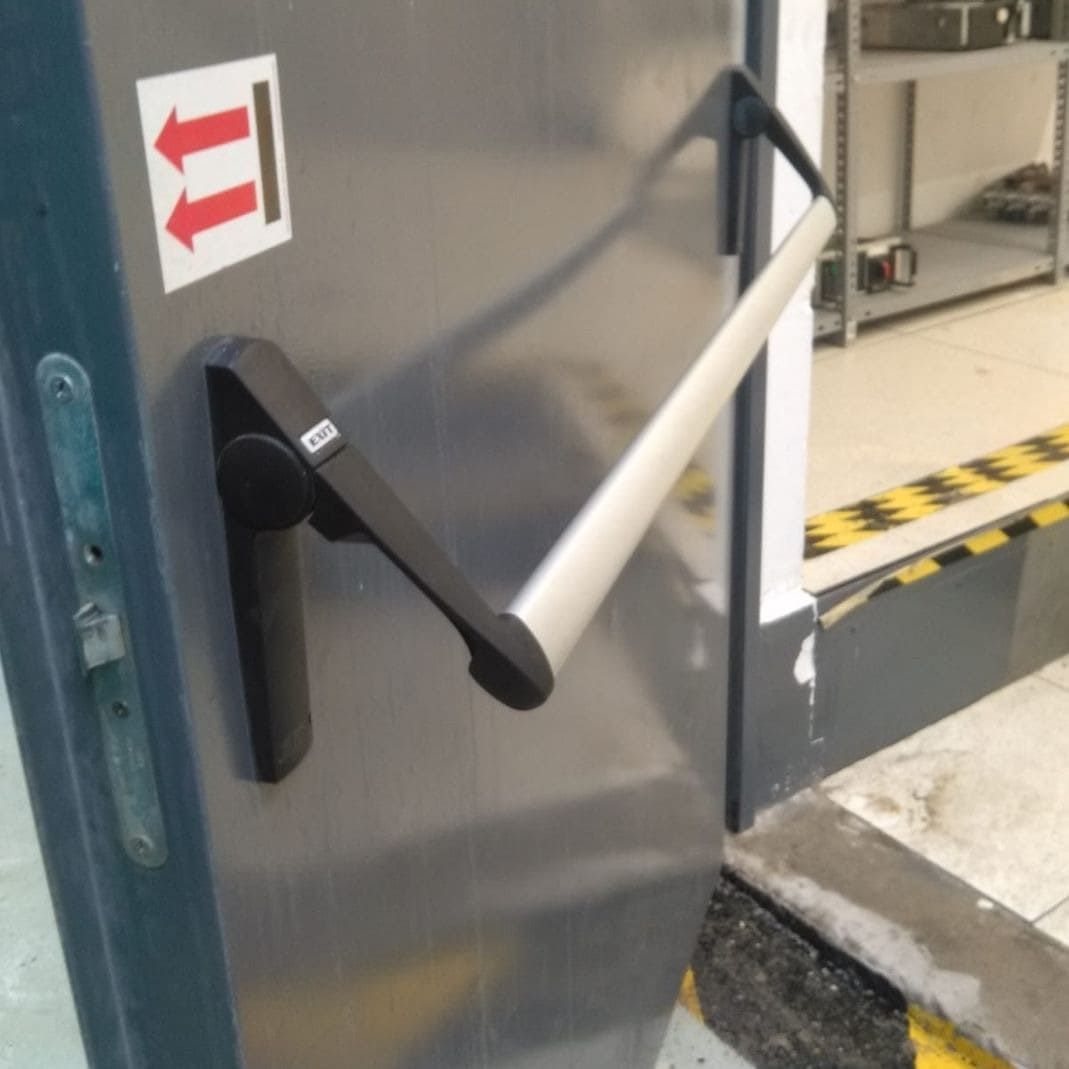 Una puerta con flechas apuntando hacia arriba y hacia abajo.