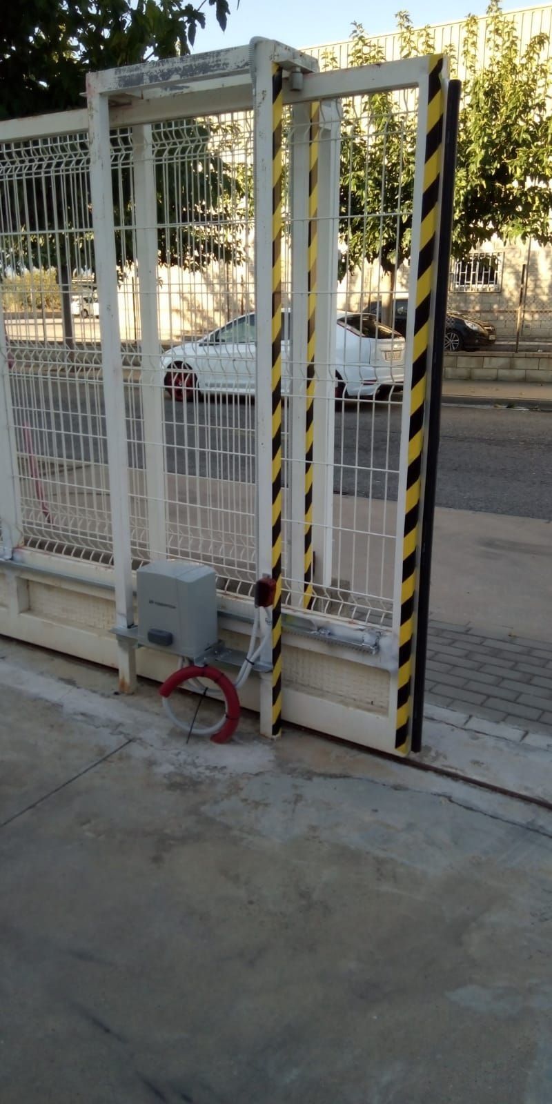 Una puerta corrediza con un coche aparcado detrás de ella.