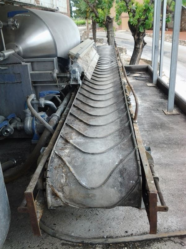 Una cinta transportadora está en el suelo junto a una máquina.