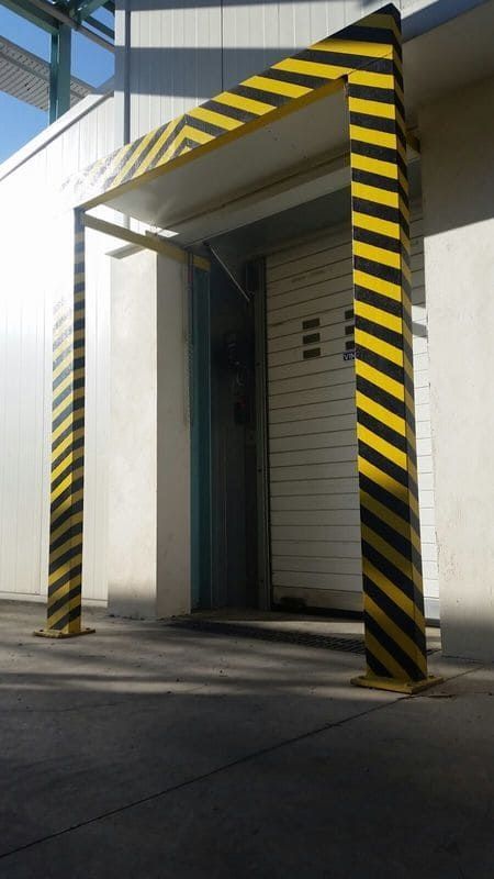 Un edificio con una entrada con rayas amarillas y negras.