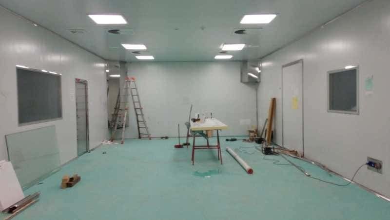 Hay una mesa en el medio de la habitación.