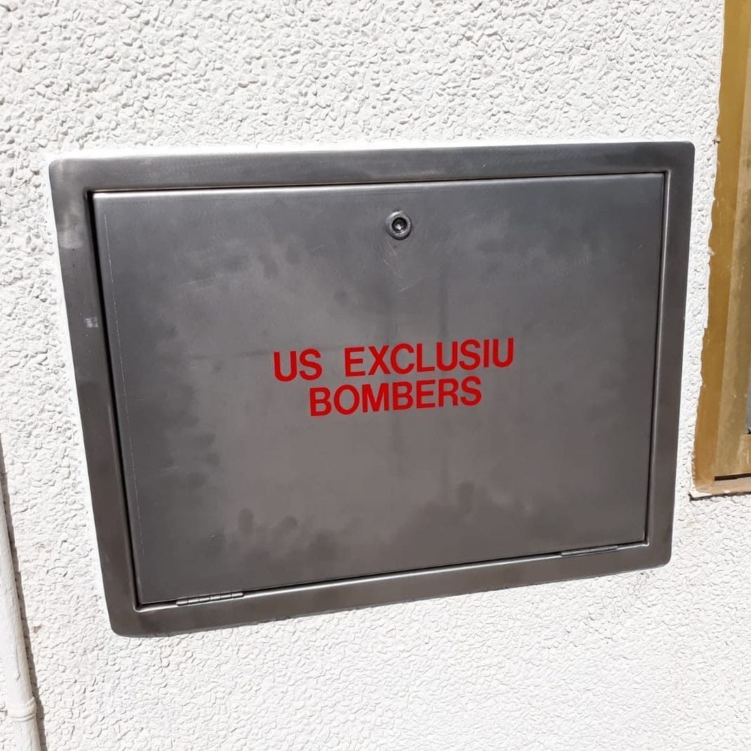 Una caja de metal en una pared que dice 