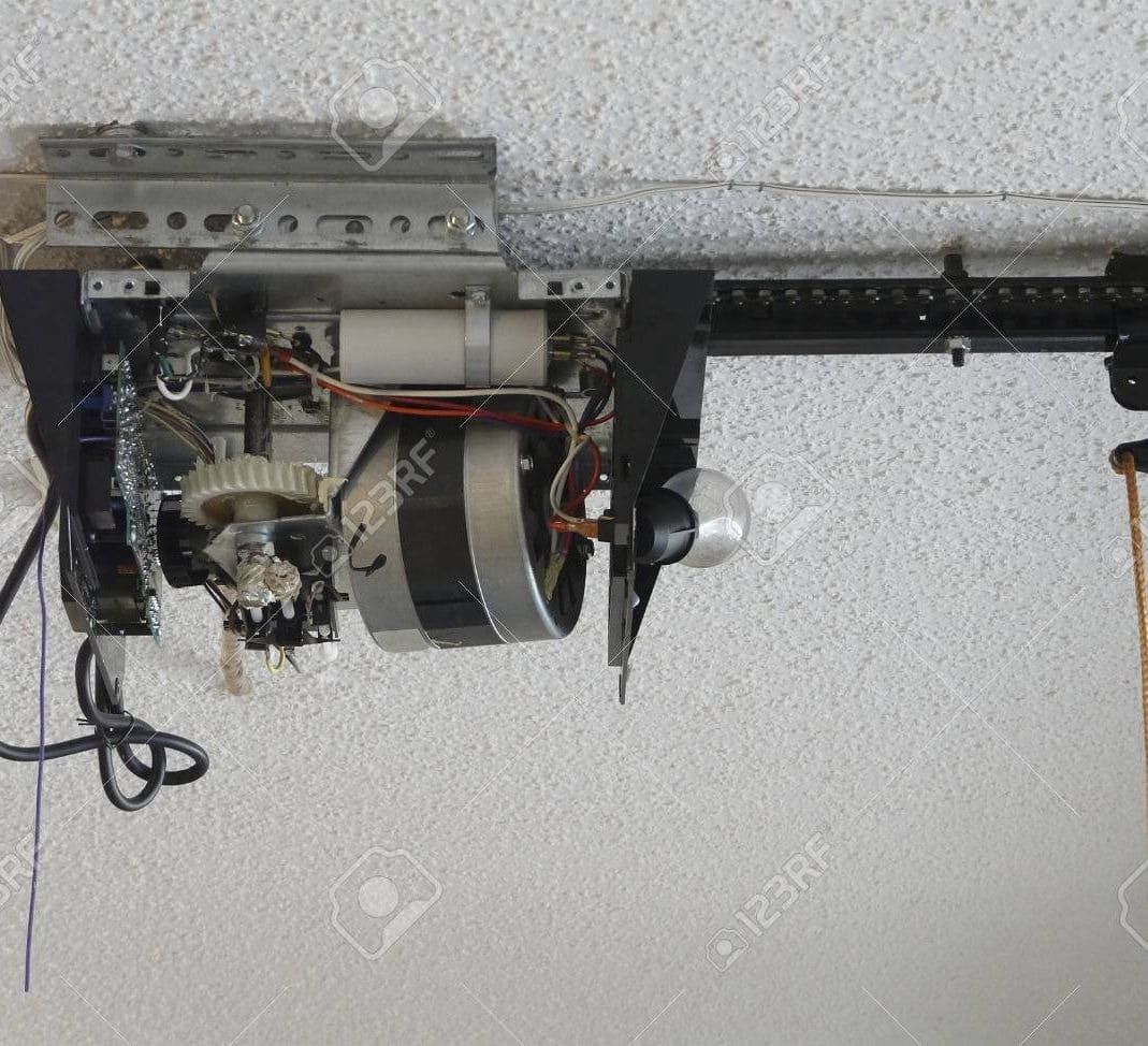 Se muestra el interior de un abridor de puerta de garaje.