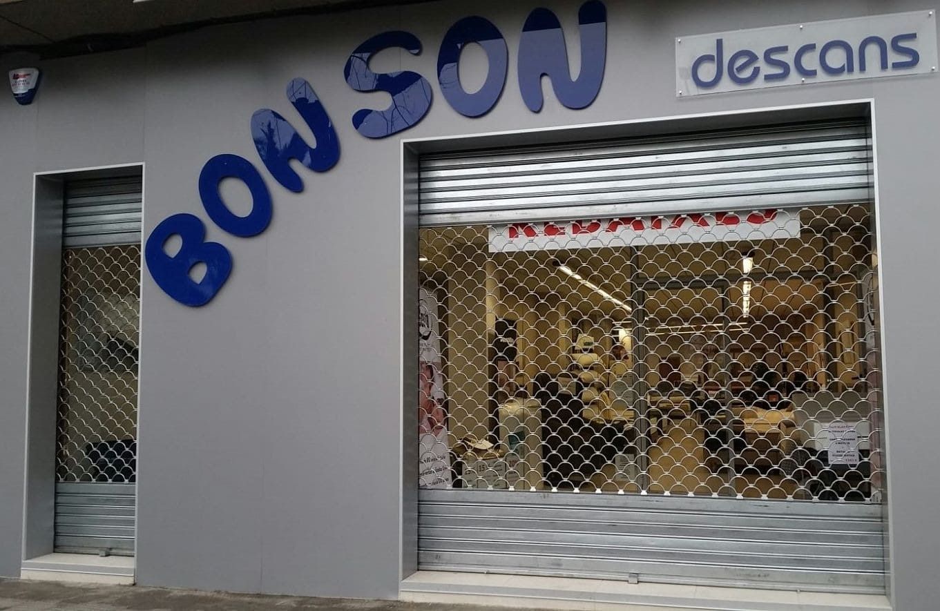 El frente de una tienda llamada Bon Son Descans