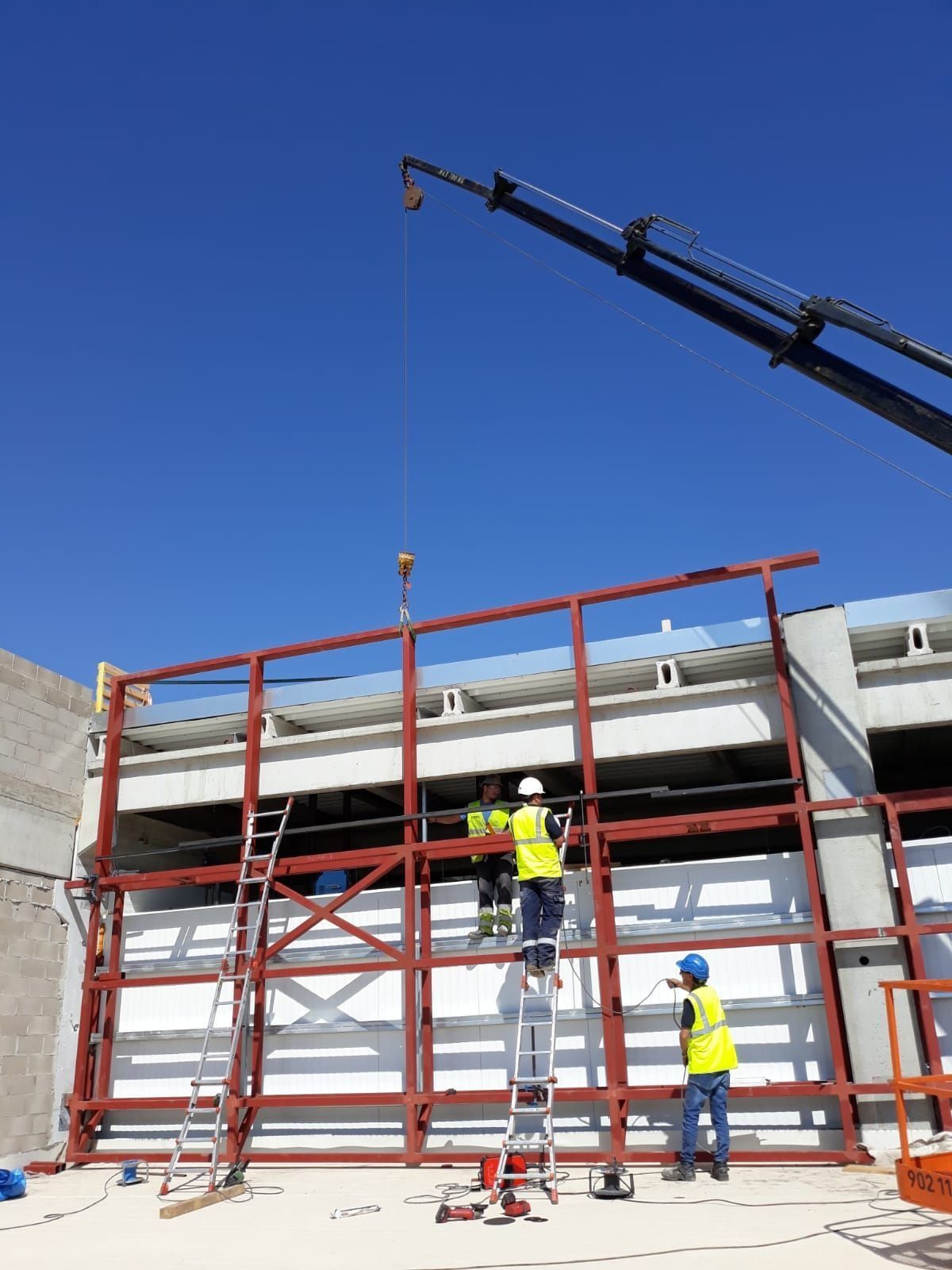 Un grupo de trabajadores de la construcción está trabajando en un edificio.